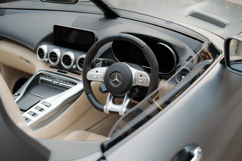 photo du volant d'une mercedez amg gt speedlegend