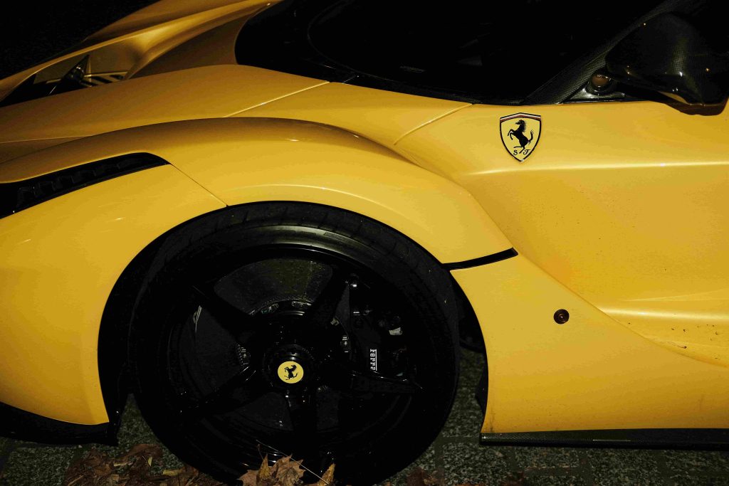 photo d'une ferrari laferrari